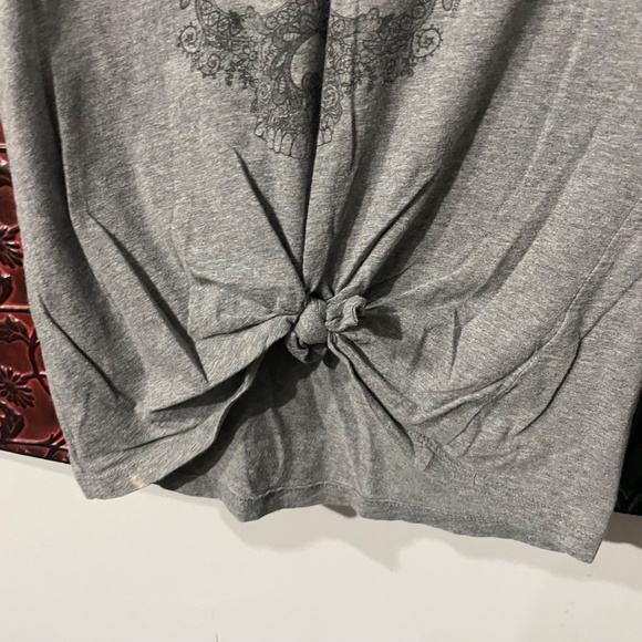 Harley-Davidson Women’s V-Neck T-Shirt Gray Floral Skull Graphic (Size Small) - Picture 3 of 9